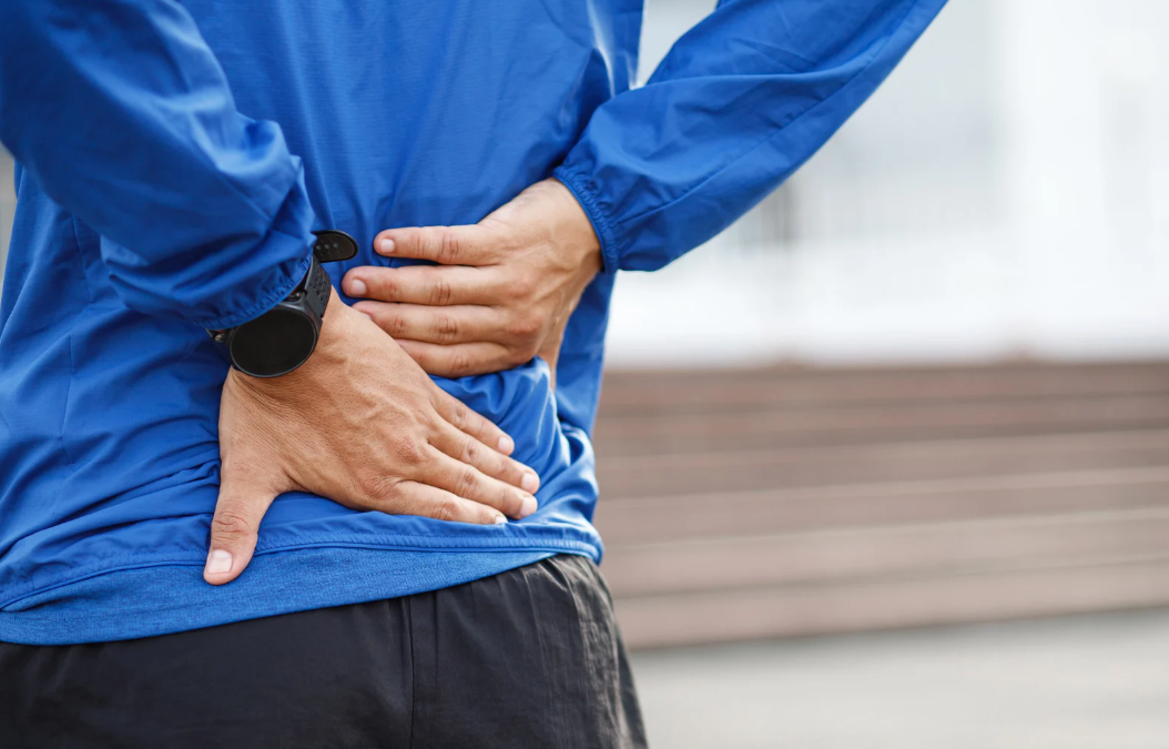 Douleur gauche bas du dos : Causes, symptômes et solutions